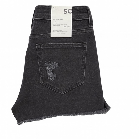 SO NWT Junior’s size 11 black denim mom jean shorts. 30” waist, 2.5” inseam - Picture 2 of 2